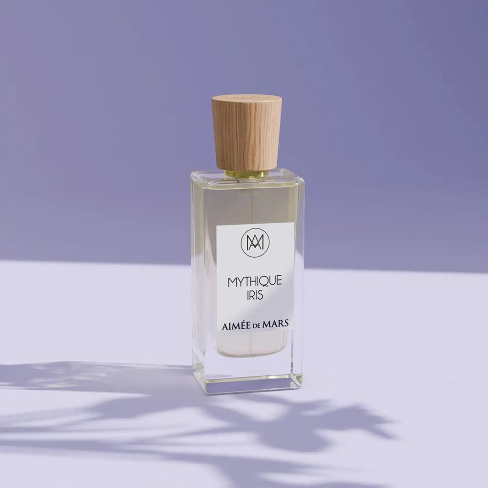 Flakon mit Holzdeckel. Auf Etikett: Mythique Iris, Aimee de Mars. Rechteckige Glasflasche.