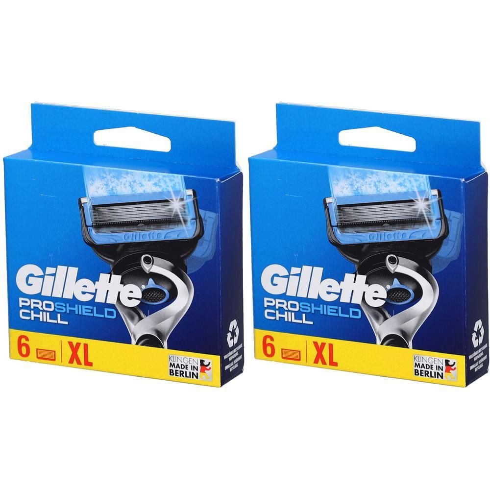 Zwei blaue Kartons mit Rasierklingen. Aufgedruckt sind: Gillette ProShield Chill, 6 Klingen, XL. Hergestellt in Berlin.