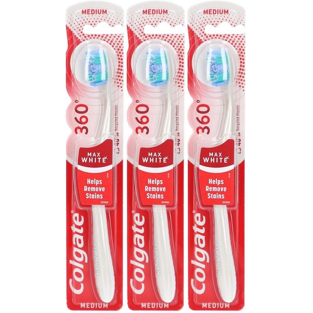 Drei Zahnbürsten in Verpackung. Weiße Griffe, blaue Borsten. Aufschrift: Colgate 360° Max White. Medium.