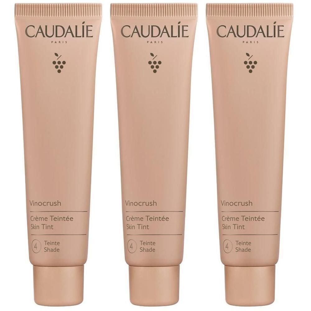 Drei Tuben mit getönter Creme. Auf jeder Tube steht CAUDALIE, Vinocrush, Crème Teintée Skin Tint, Farbton 4. Beige-rosa Farbton.