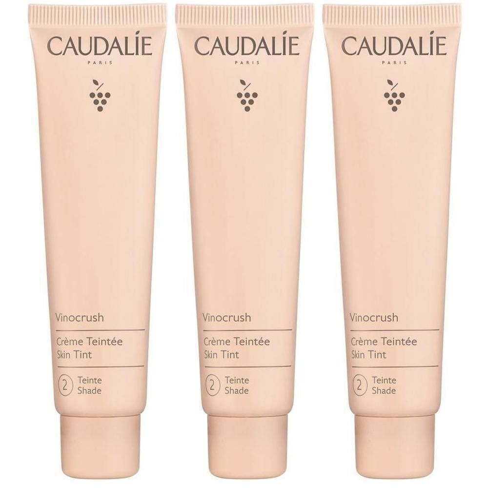 Drei Tuben mit getönter Creme. Auf jeder Tube steht CAUDALIE, Vinocrush, Crème Teintée Skin Tint und die Farbnummer 2.