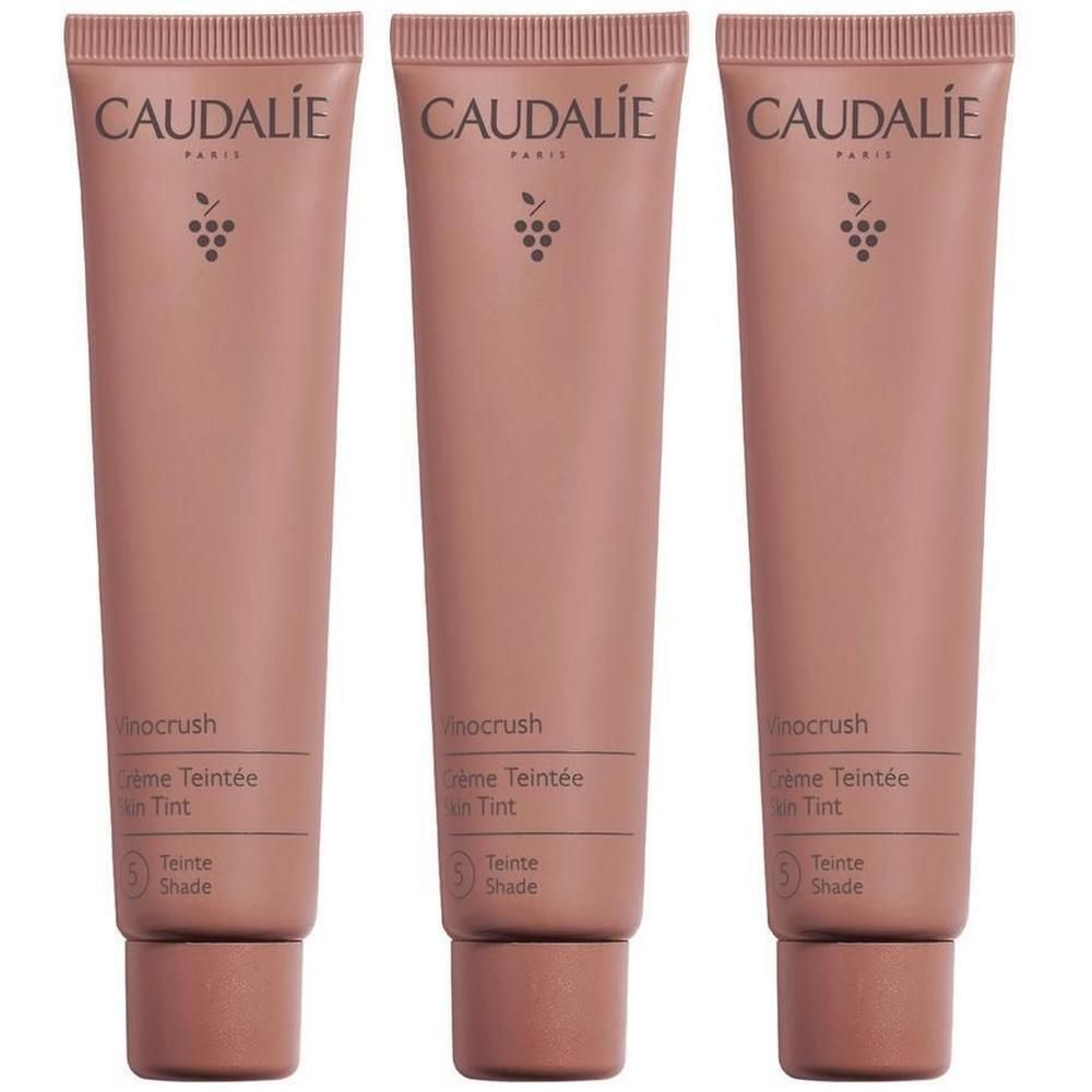 Drei Tuben getönter Creme. Auf jeder Tube steht CAUDALIE, Vinocrush, Crème Teintée, Skin Tint. Farbton 5.