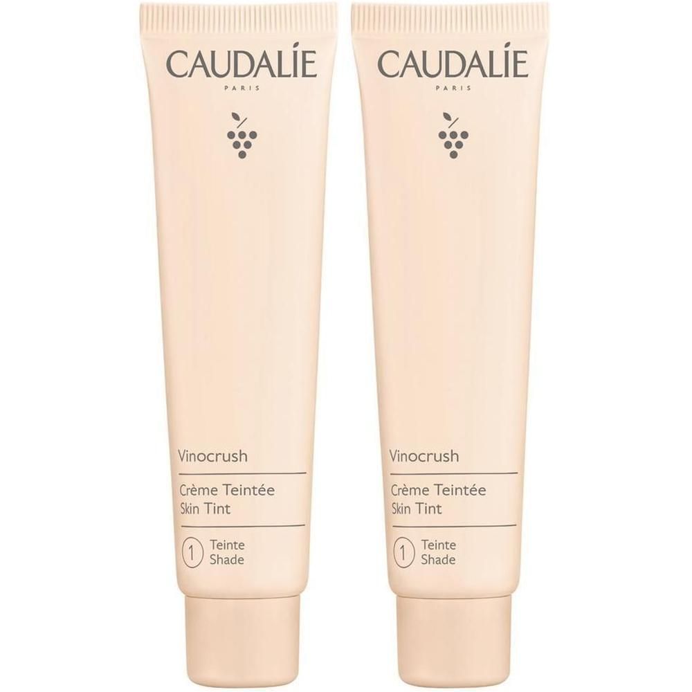 Zwei Tuben CAUDALIE Vinocrush Crème Teintée. Farbton 1. Beigefarbene Tuben mit Schriftzug und Traubensymbol. Aufschrift: Skin Tint.