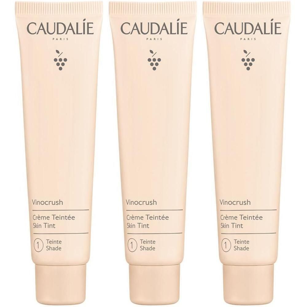 Drei Tuben CAUDALIE Vinocrush Crème Teintée No 1. Beige Tuben mit Schriftzug und Trauben-Logo. Produktname und Farbtonangabe.