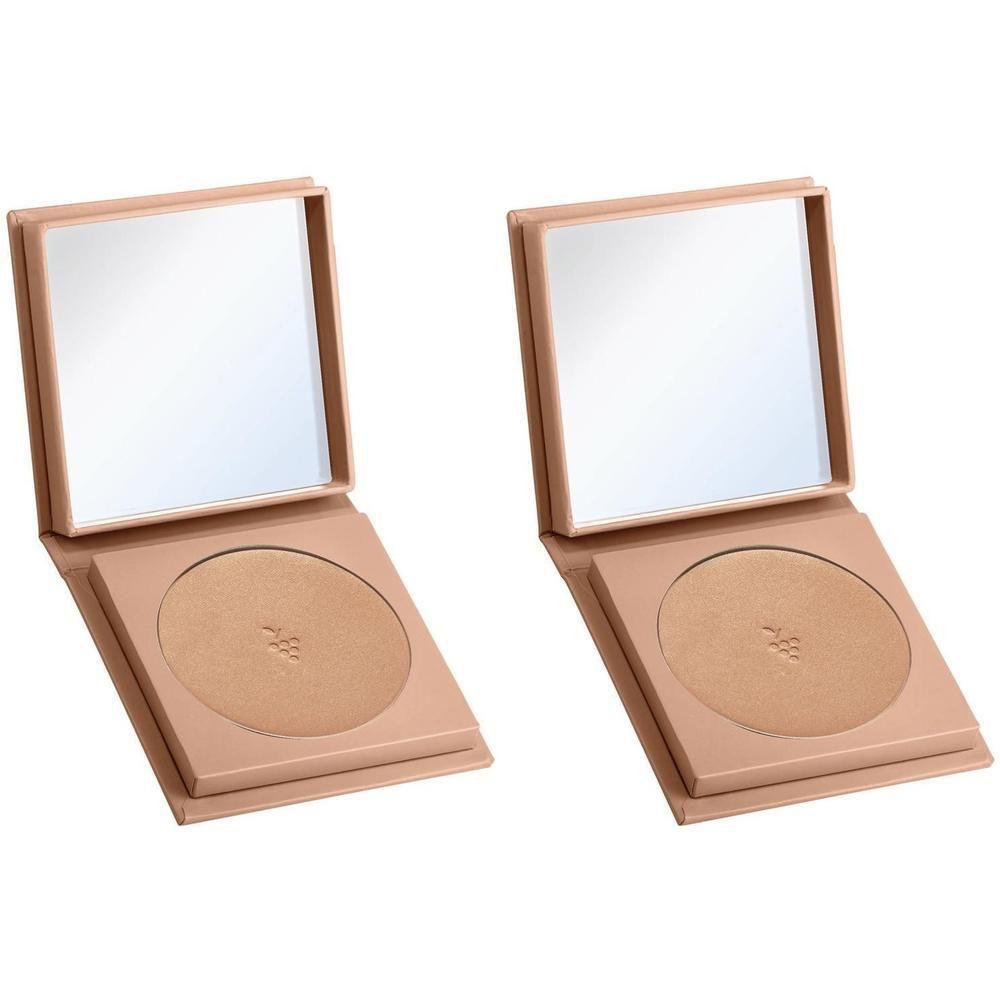 Zwei quadratische, beige Puderdosen mit Spiegel und Bronzepuder. Die Deckel sind geöffnet.