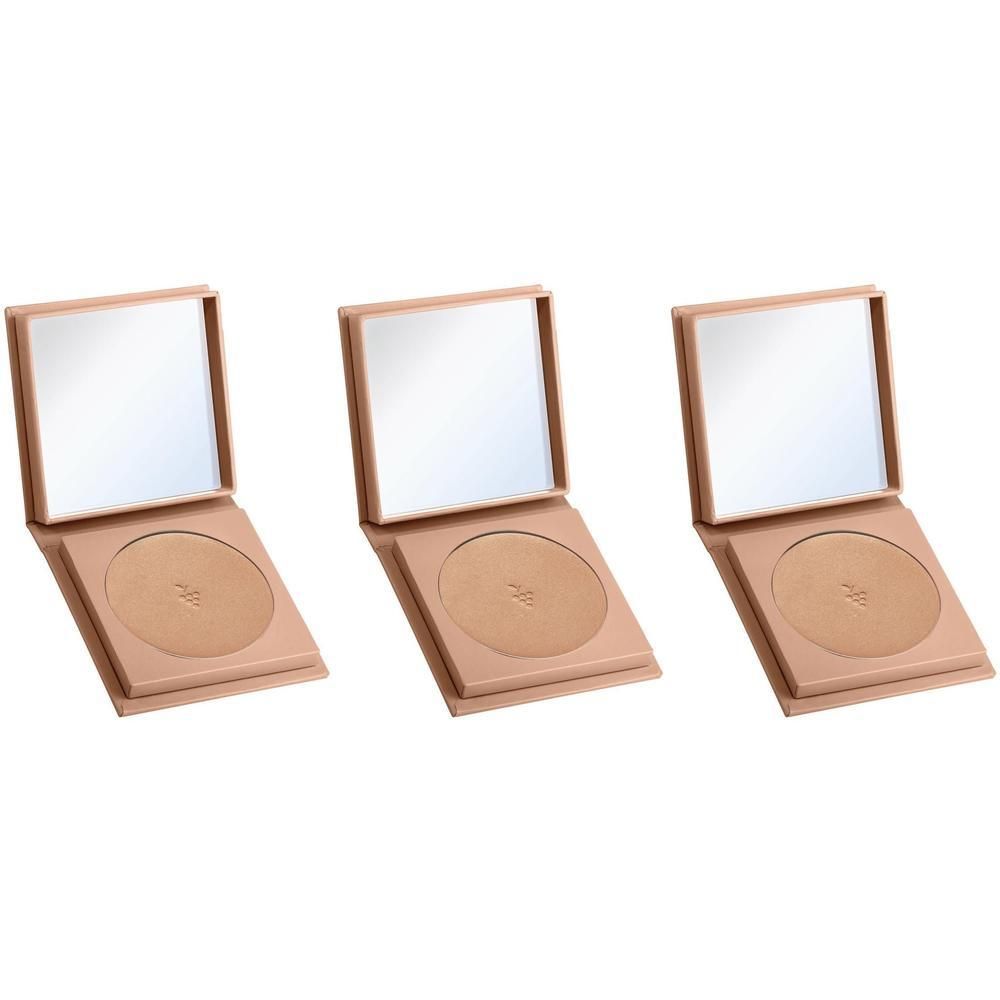 Drei offene, quadratische Puder-Kompakt-Make-ups mit Spiegeln. Beige Gehäuse, runde Puder, Spiegel. Winkelansicht.
