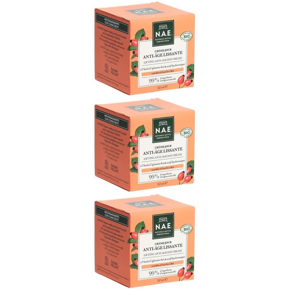 Drei Schachteln N.A.E. Glättende Anti-Aging-Tagescreme mit Bio-Siegel und Hagebuttenmotiv.