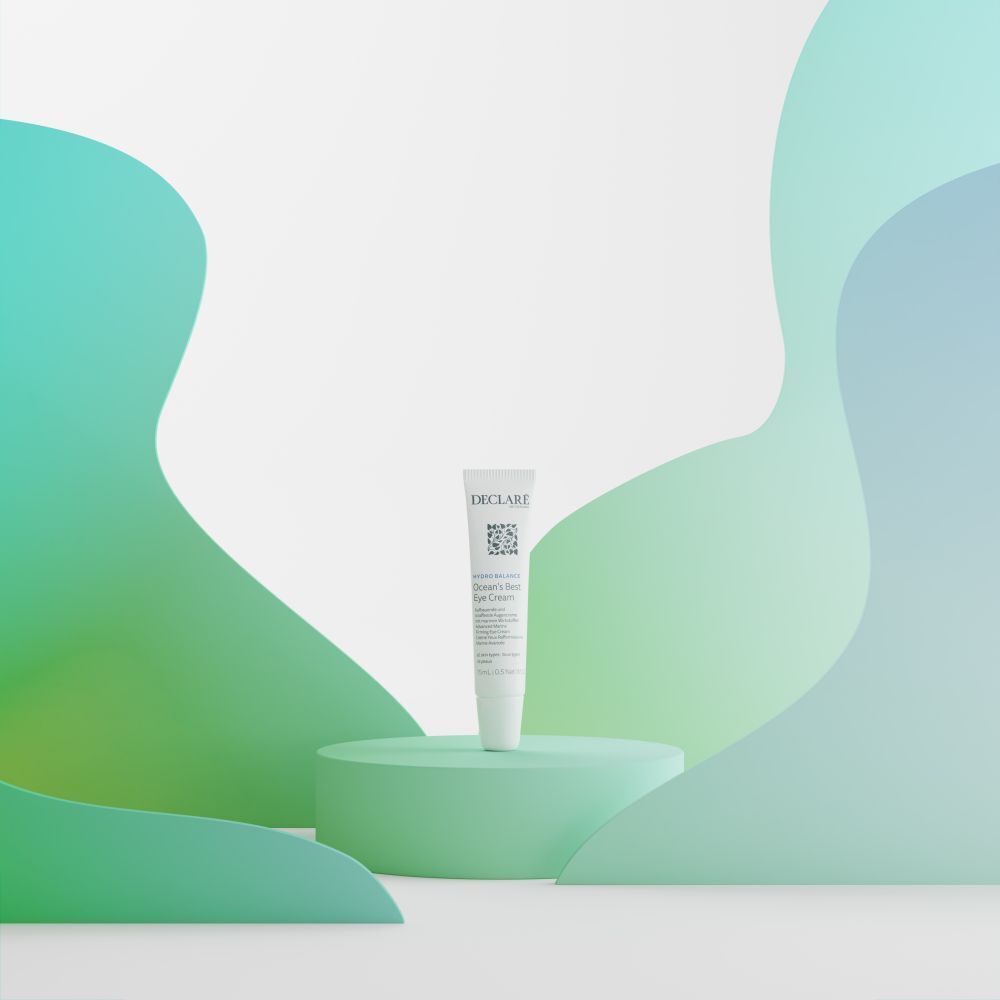 Tube de crème contour des yeux DECLARÉ Hydro Balance Ocean's Best sur un piédestal vert.