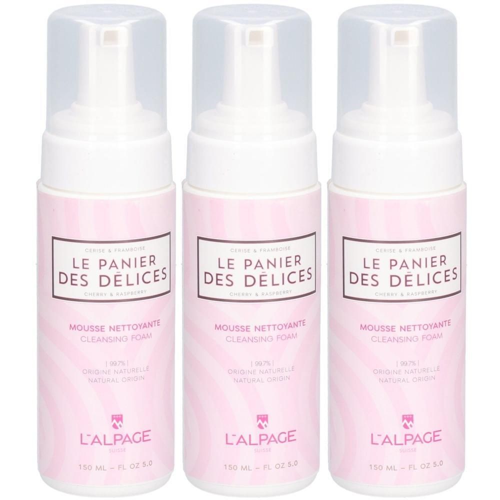 Trois flacons de mousse nettoyante. Design rose et blanc avec texte: LE PANIER DES DELICES, MOUSSE NETTOYANTE, L'ALPAGE. Têtes de pompe transparentes.