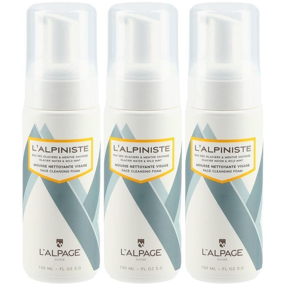 Trois flacons blancs avec pompe. Inscription L'ALPINISTE et L'ALPAGE. Texte : MOUSSE NETTOYANTE VISAGE FACE CLEANSING FOAM.