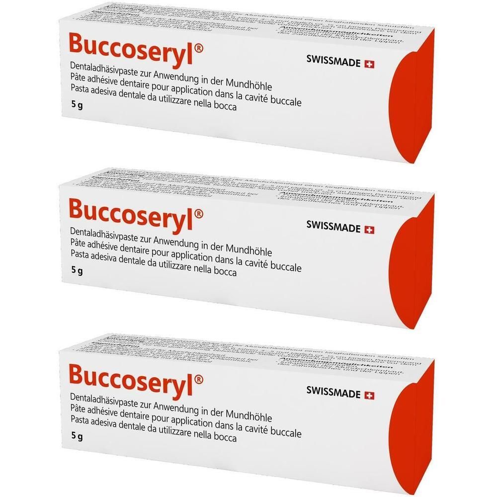 Drei Tuben Dentaladhäsivpaste. Weiß mit rotem Akzent. Aufschrift: Buccoseryl, 5g, Swissmade. Mehrsprachige Produktbezeichnungen.