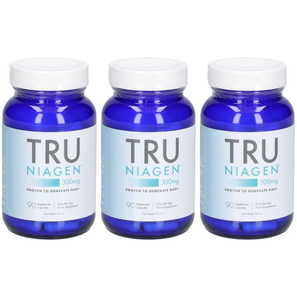 Drei blaue Flaschen mit weißen Deckeln. Auf den Etiketten steht "TRU NIAGEN 300mg". Jede Flasche enthält 90 Kapseln.