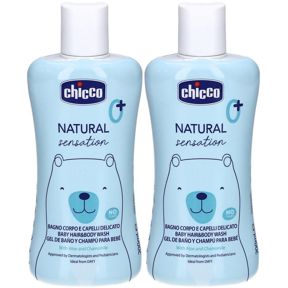 Deux flacons de shampoing pour bébé bleus clairs avec bouchons blancs. Texte: NATURAL sensation, BAGNO CORPO E CAPELLI DELICATO, logo CHICCO.