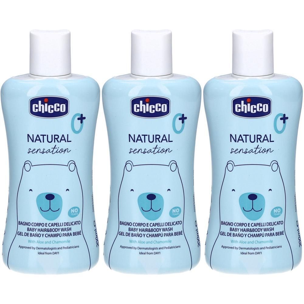 Trois flacons de shampooing pour bébé. Flacons bleu clair avec bouchon blanc. Inscription : Chicco, Natural Sensation, Baby Hair & Body Wash.
