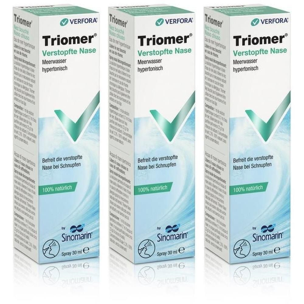 Trois boîtes de spray nasal Triomer. Boîtes blanches avec texte bleu et coche verte. Texte : Nez bouché, eau de mer hypertonique.