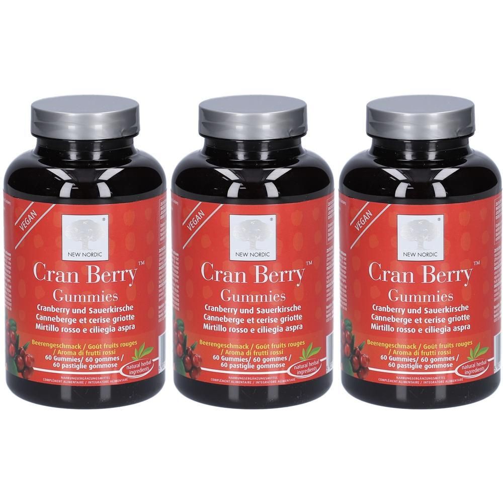 Drei Flaschen NEW NORDIC Cran Berry Gummies. Schwarze Flaschen mit silbernen Deckeln und roten Etiketten. Aufschrift: Cran Berry Gummies.