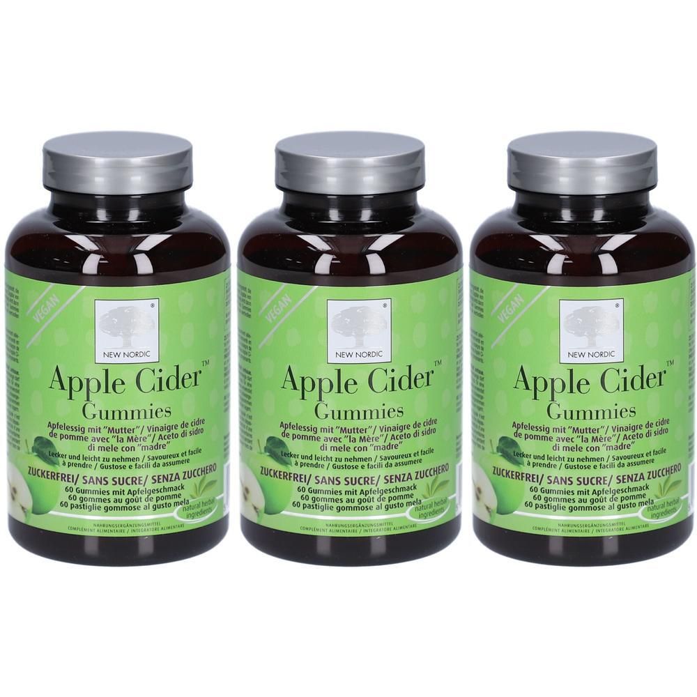 Drei Flaschen mit Etiketten. Aufschrift: NEW NORDIC Apple Cider Gummies. Grün-braune Flaschen mit silbernen Deckeln. 60 Gummies pro Flasche.