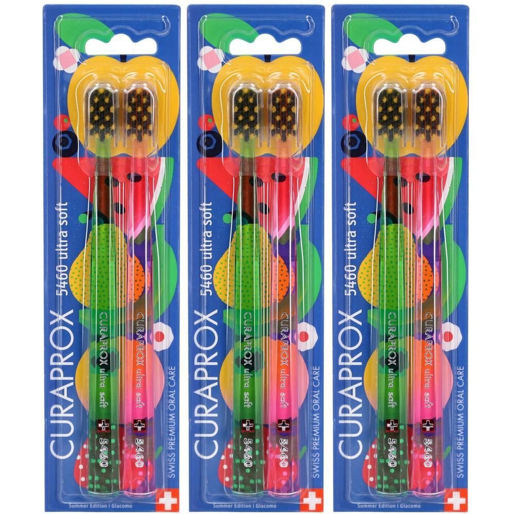 Drei Zahnbürsten in Sommer-Edition-Verpackung. Jede Bürste hat einen farbigen Griff und einen gelben Kopf. Auf der Verpackung steht CURAPROX.