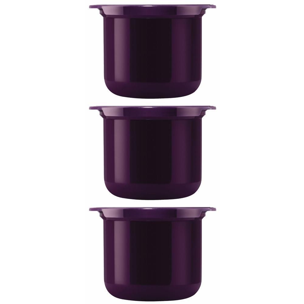 Trois pots violets avec un large bord. Les contenants cylindriques sont disposés côte à côte.