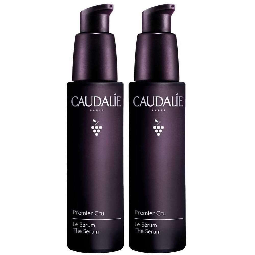 Zwei Flaschen mit Pumpverschluss. Aufschrift CAUDALIE, Premier Cru, Le Sérum, The Serum. Weißes Traubensymbol.