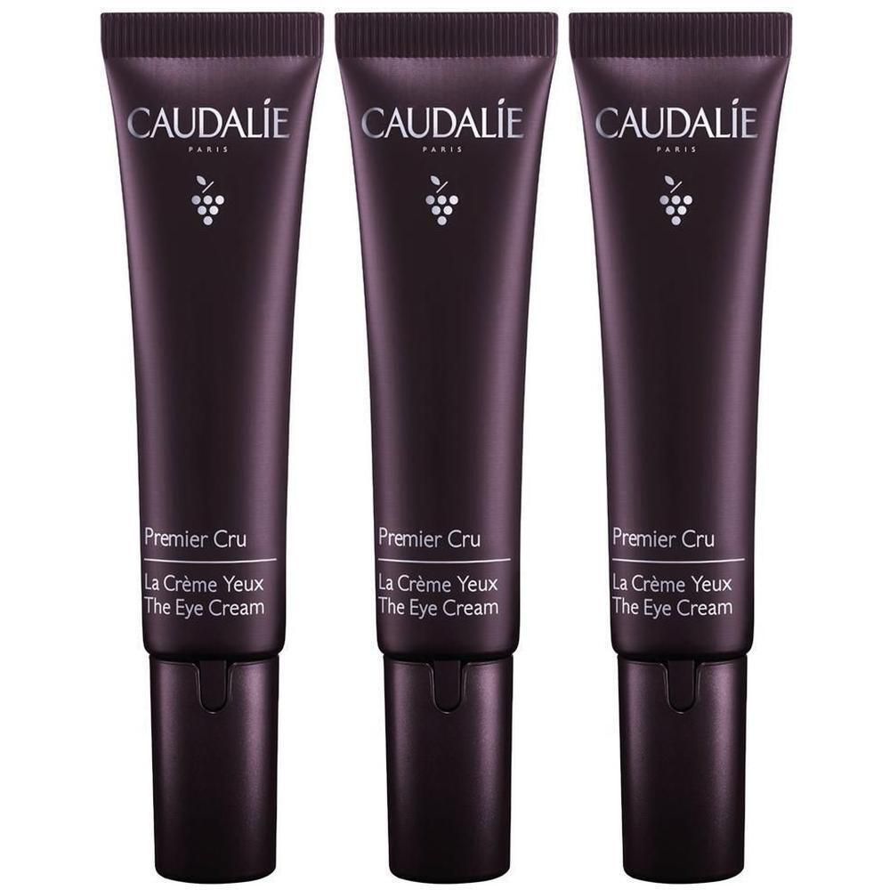 Drei Tuben Augencreme. Dunkelviolette Tuben mit weißem Schriftzug CAUDALIE, Traubensymbol und Produktbezeichnung Premier Cru.