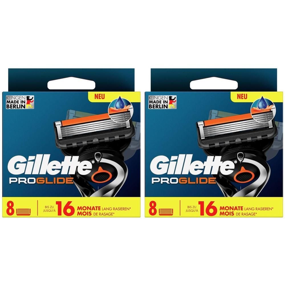 Zwei Packungen Rasierklingen. Blaue und weiße Verpackung mit Gillette ProGlide Logo. Enthält 8 Klingen, 16 Monate Rasur. Aufschrift: Made in Berlin.