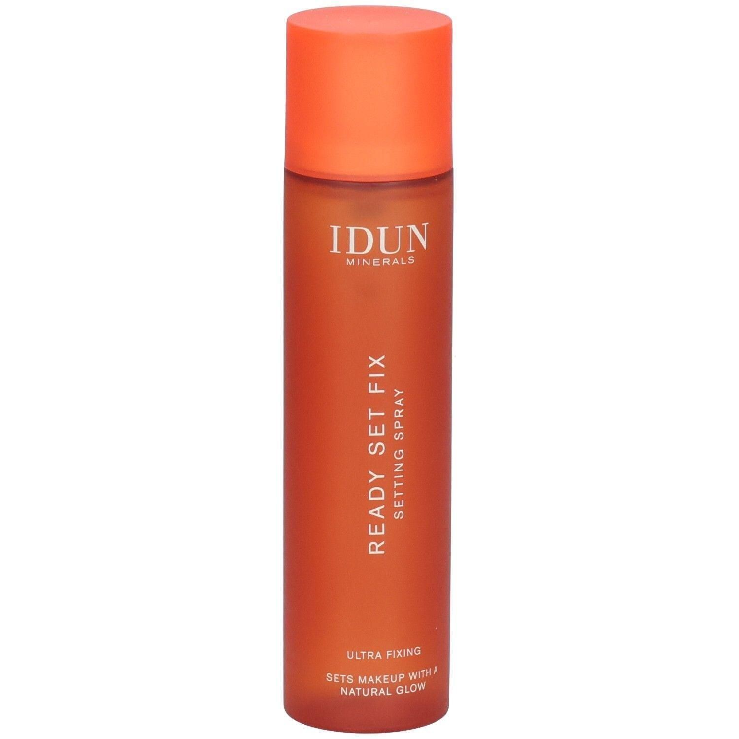 Orangefarbene Sprühflasche mit Deckel. Aufschrift: IDUN Minerals, READY SET FIX, Setting Spray. Text: Ultra Fixing, Sets Makeup with Natural Glow.