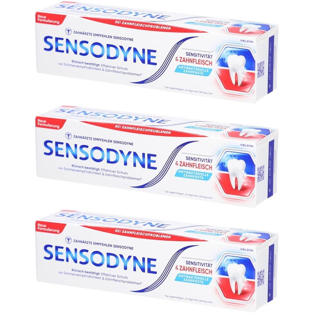 Drei Packungen Sensodyne Zahnpasta für empfindliches Zahnfleisch und Zähne.