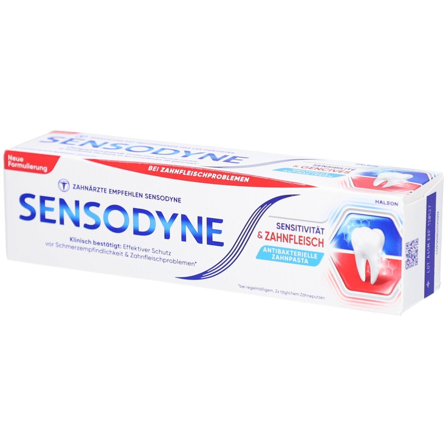 Sensodyne Zahnpasta-Verpackung mit Zahnsymbol und Text 'Sensitivität & Zahnfleisch'.