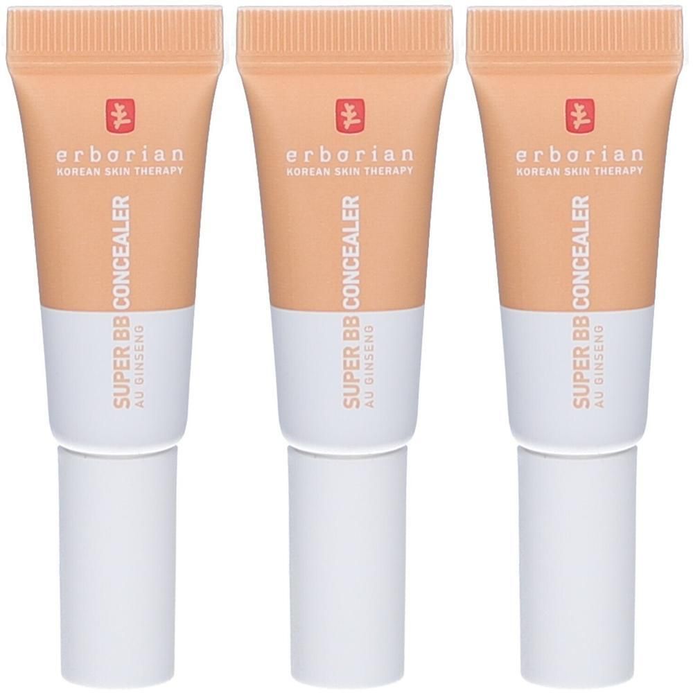 Trois tubes de Erborian Super BB Concealer couleur beige avec bouchon blanc. Texte sur les tubes.
