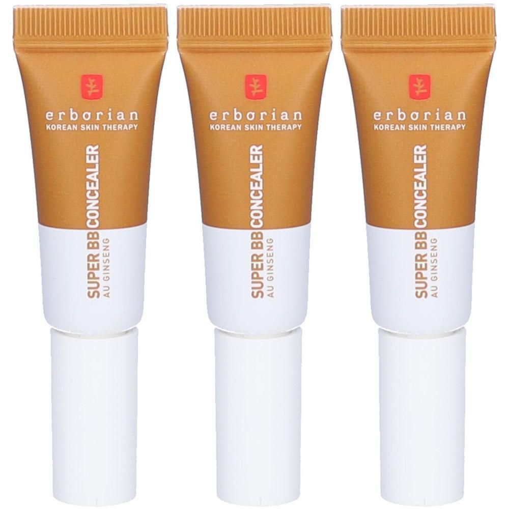 Trois tubes de correcteur. Chaque tube a une partie supérieure marron, une partie inférieure blanche et un bouchon blanc. On peut lire "erborian" et "SUPER BB CONCEALER" sur chaque tube.