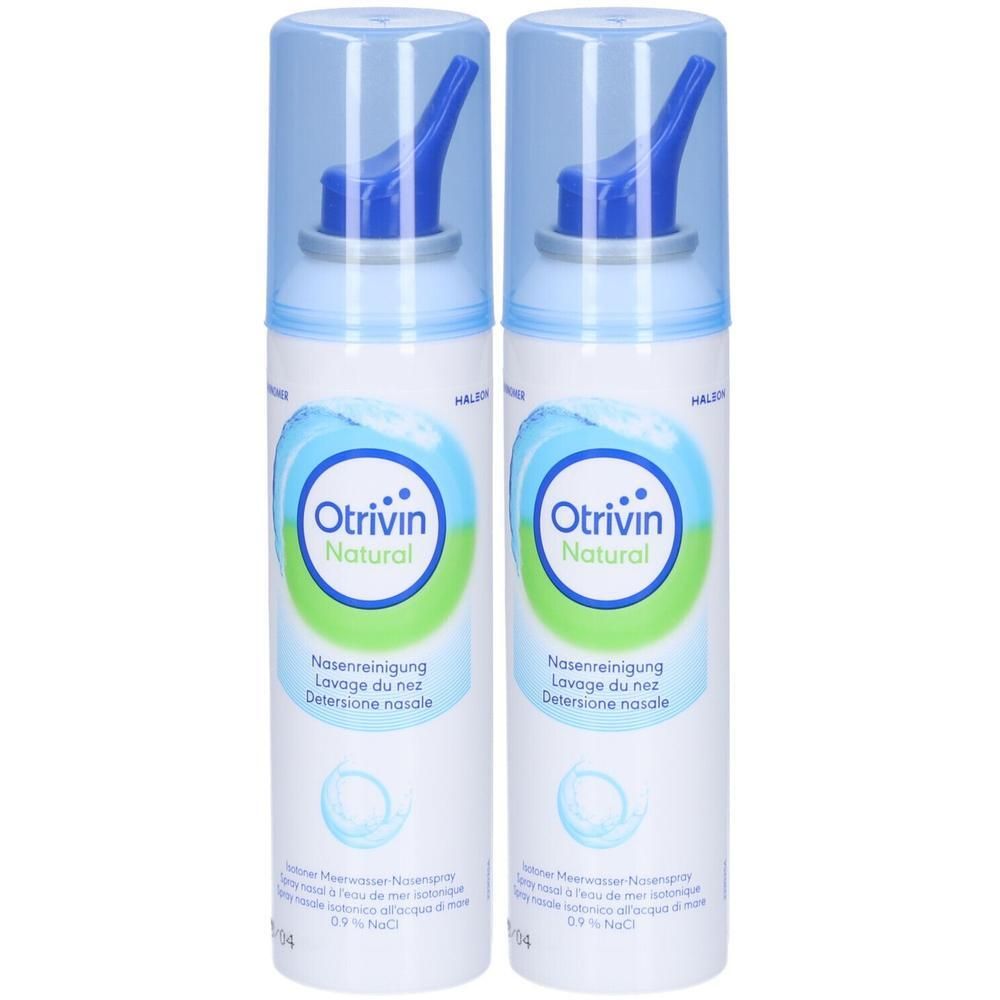Zwei Sprühflaschen mit blauen Kappen und Sprühaufsätzen. Auf den Flaschen steht "Otrivin Natural Nasenreinigung".