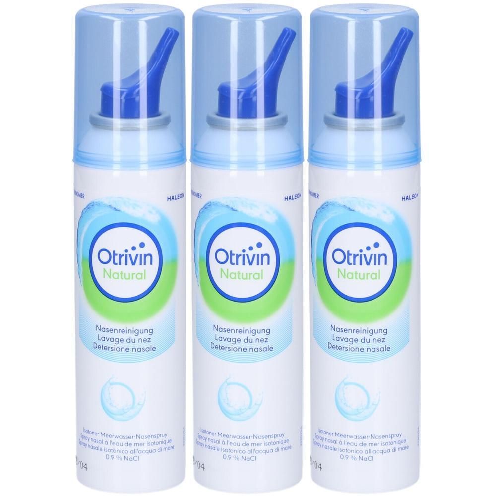 Drei Sprühflaschen mit blauen Deckeln und Sprühaufsätzen. Auf den Etiketten steht "Otrivin Natural Nasenreinigung".