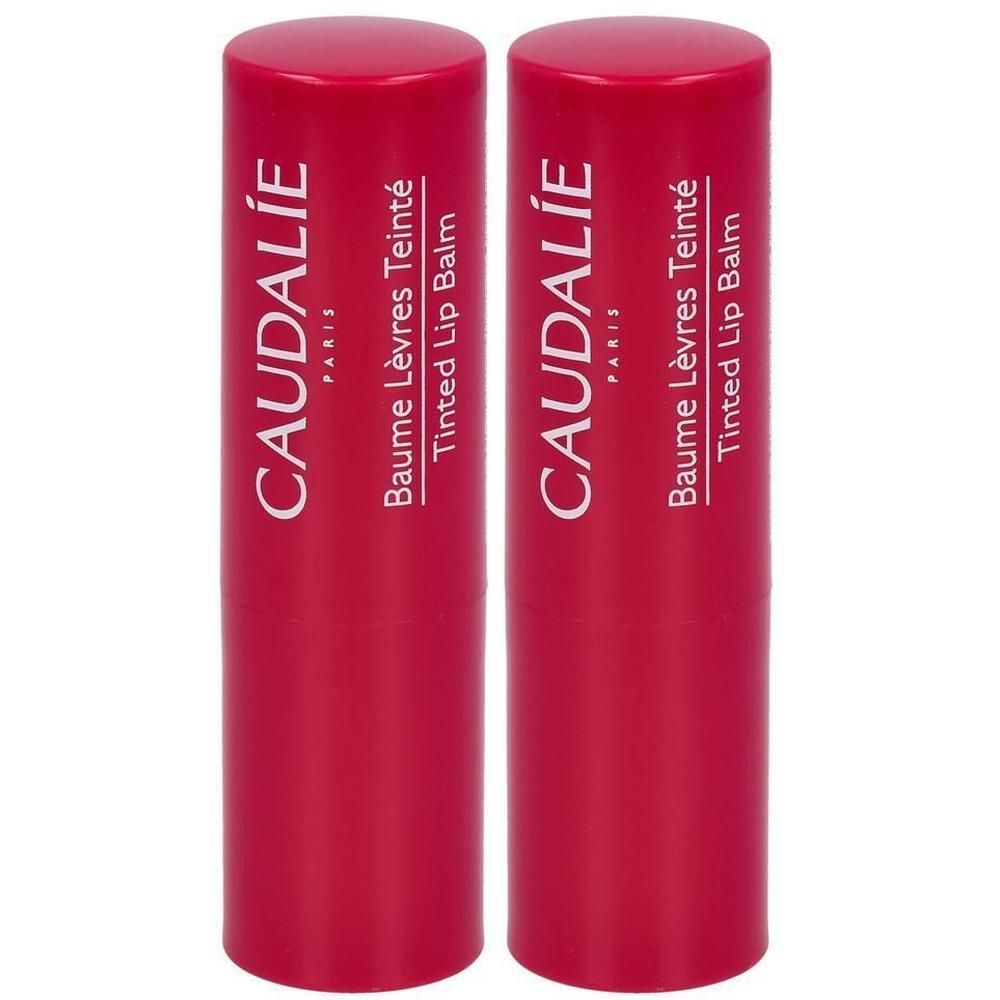 Zwei rote Lippenbalsam-Stifte. Auf jedem steht CAUDALIE PARIS, Baume Lèvres Teinté, Tinted Lip Balm.