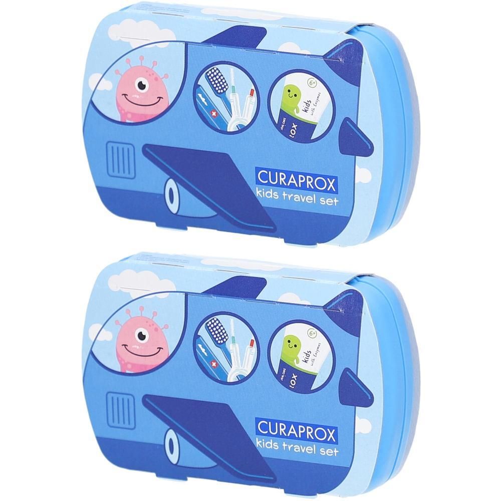 Zwei blaue Reise-Sets für Kinder. Jedes Set hat die Form eines Flugzeugs mit dem Schriftzug CURAPROX kids travel set.