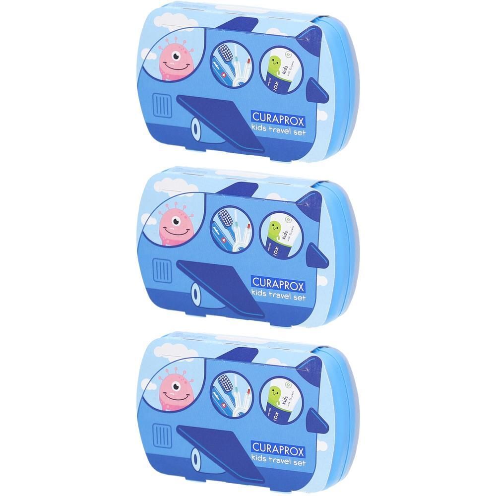 Drei blaue Reise-Sets für Kinder. Jedes Set hat die Form eines Flugzeugs mit dem Schriftzug "CURAPROX kids travel set".