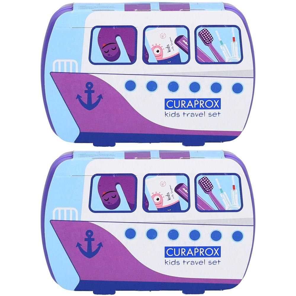 Zwei violette CURAPROX kids Travel Sets in Busform. Jedes Set zeigt ein Anker-Design und den Schriftzug "CURAPROX kids travel set".