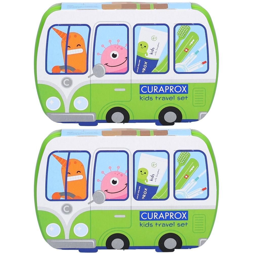 Zwei grüne Bus-Boxen. Jede Box enthält Zahnbürste, Zahnpasta und Zubehör. Aufschrift: CURAPROX kids travel set.