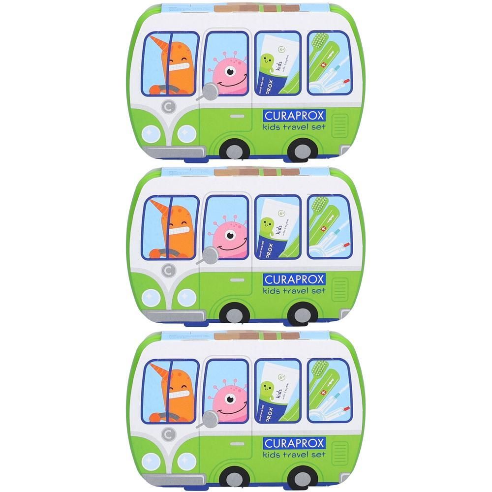 Drei grüne Reise-Sets in Busform. Jedes Set enthält Figuren, Zahnbürste und Zahnpasta. Marke: CURAPROX kids travel set.