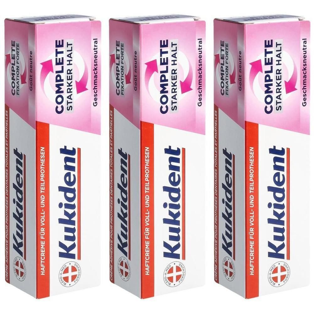 Drei Packungen Haftcreme. Rosa-weiße Verpackung mit Produktnamen und Schriftzügen.  „COMPLETE Starker Halt“ und „Geschmacksneutral“.