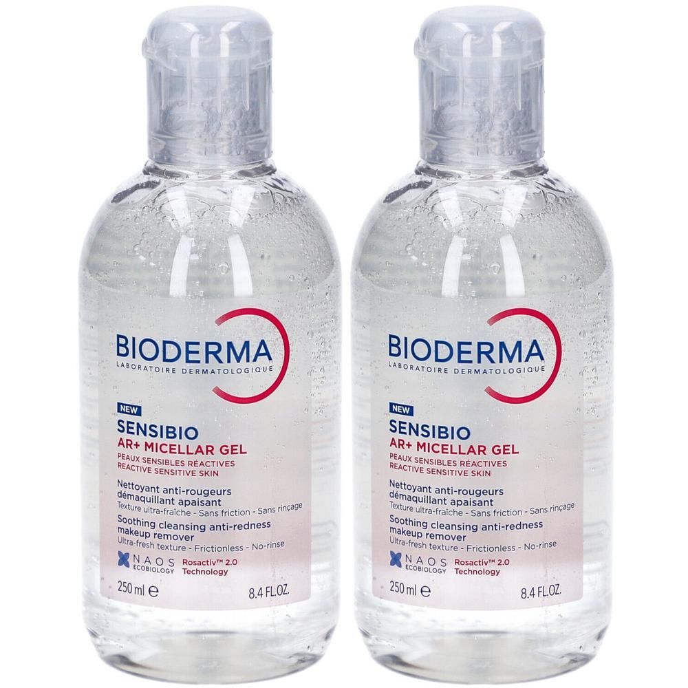 Zwei transparente Flaschen mit BIODERMA Sensibio AR+ Micellar Gel. Roter Schriftzug, Produktbezeichnung und Text auf Etikett.