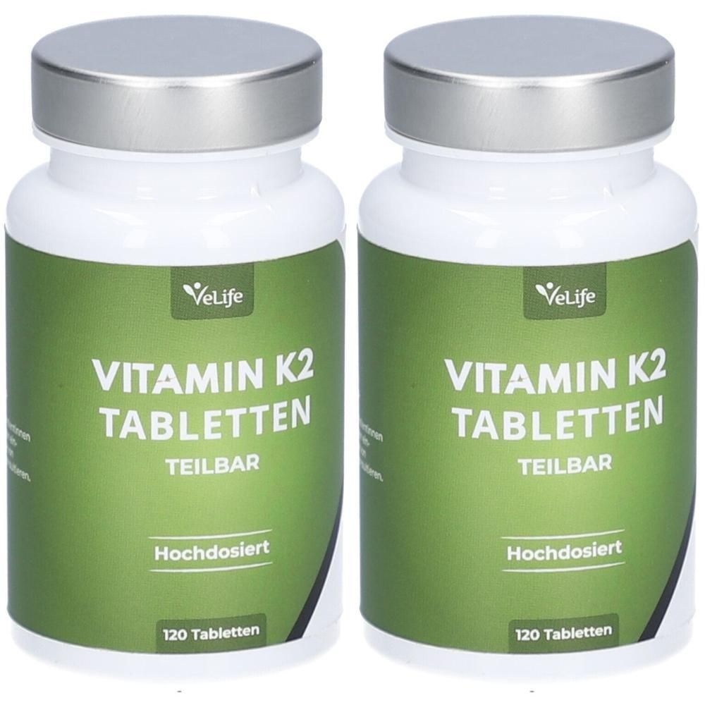 Zwei weiße Flaschen mit silbernen Deckeln. Auf den grünen Etiketten steht: Vitamin K2 Tabletten, teilbar, hochdosiert, 120 Tabletten. Marke: VeLife.