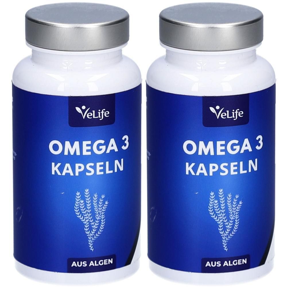Zwei Flaschen mit Omega 3 Kapseln. Blaue Etiketten mit weißer Schrift. Aufschrift: VeLife, Omega 3 Kapseln, Aus Algen.