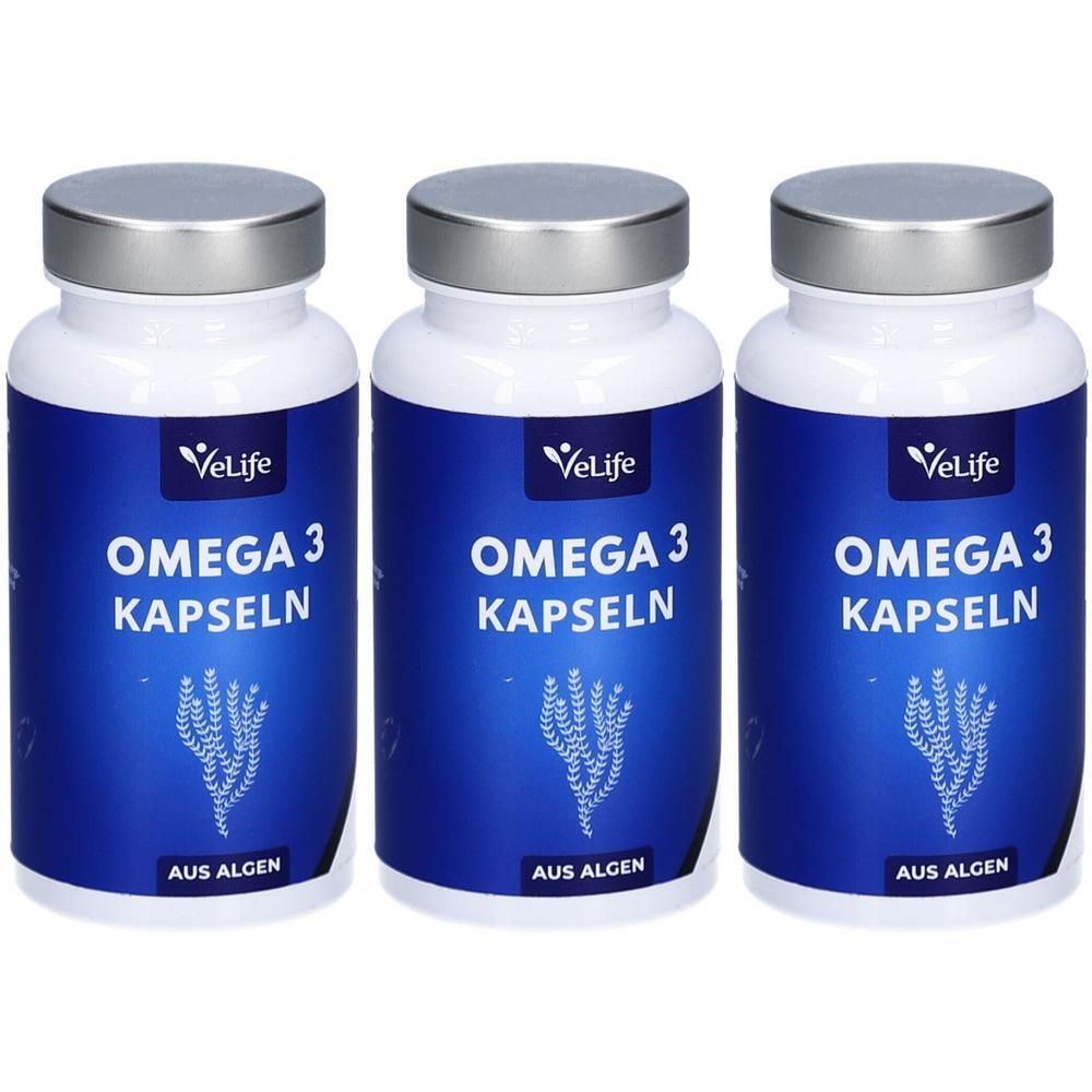 Drei weiße Flaschen mit silbernen Deckeln. Blaue Etiketten mit "VeLife Omega 3 Kapseln". Aufschrift "AUS ALGEN".