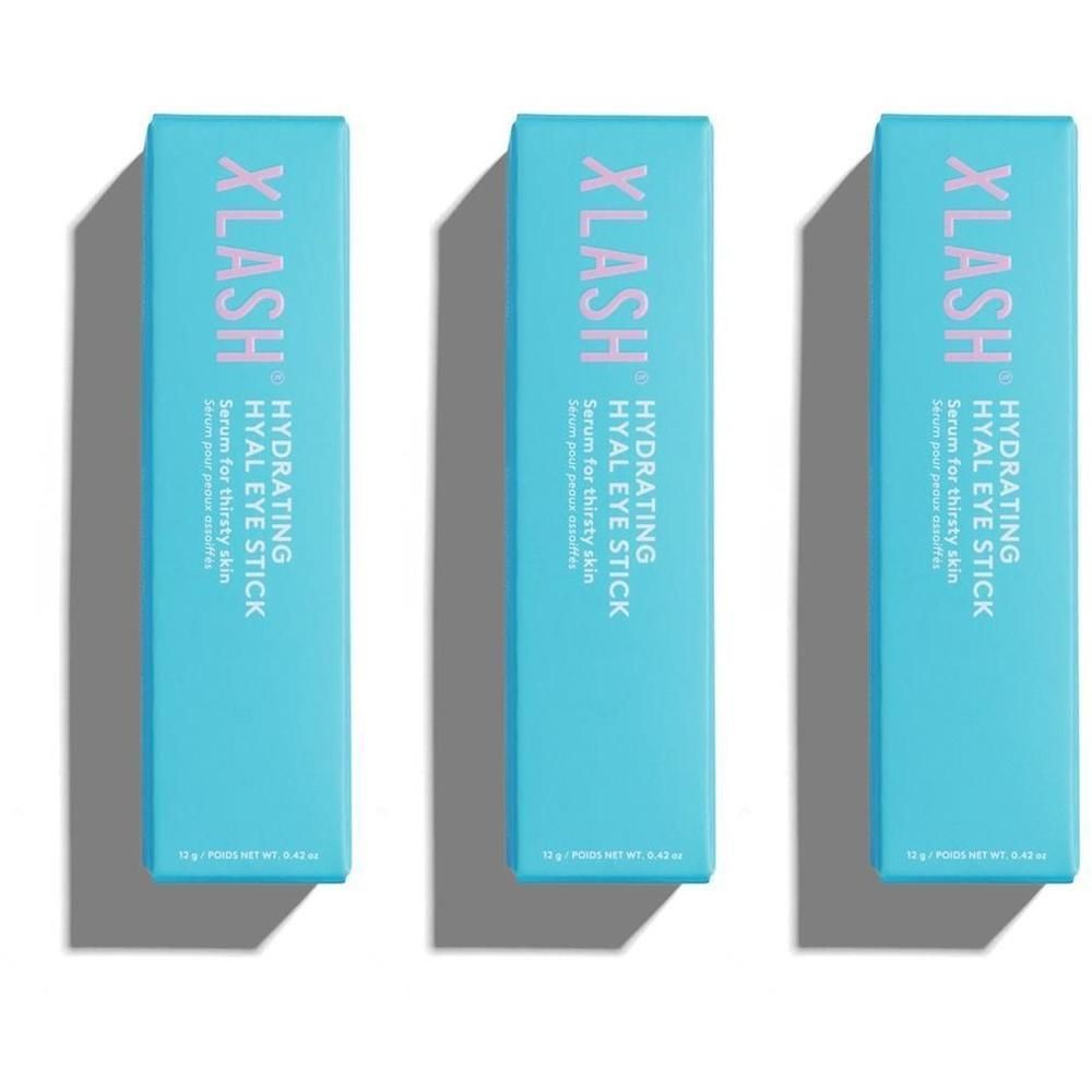 Drei blaue Schachteln mit der Aufschrift XLASH HYAL EYE STICK. Text: Serum für durstige Haut. Die Schachteln stehen nebeneinander.
