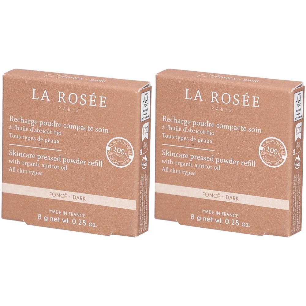 Zwei rechteckige Kartons mit Produktinformationen. Aufschrift: LA ROSÉE, Recharge poudre compacte soin, foncé, 8 g. Mit 100% Siegel.