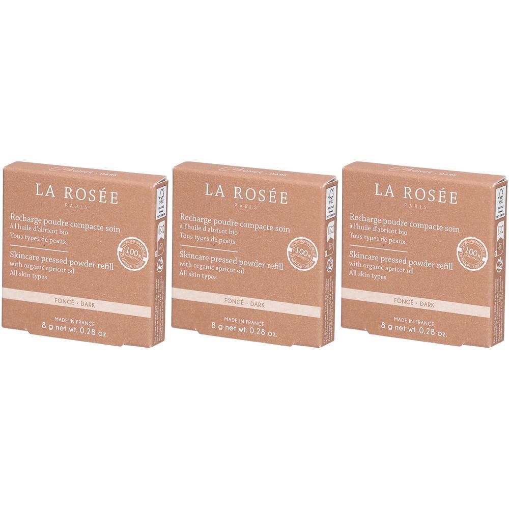 Drei braune Kartons mit Produktinformationen. Aufschrift: LA ROSÉE, Puder-Nachfüllung, dunkel. 8 g.