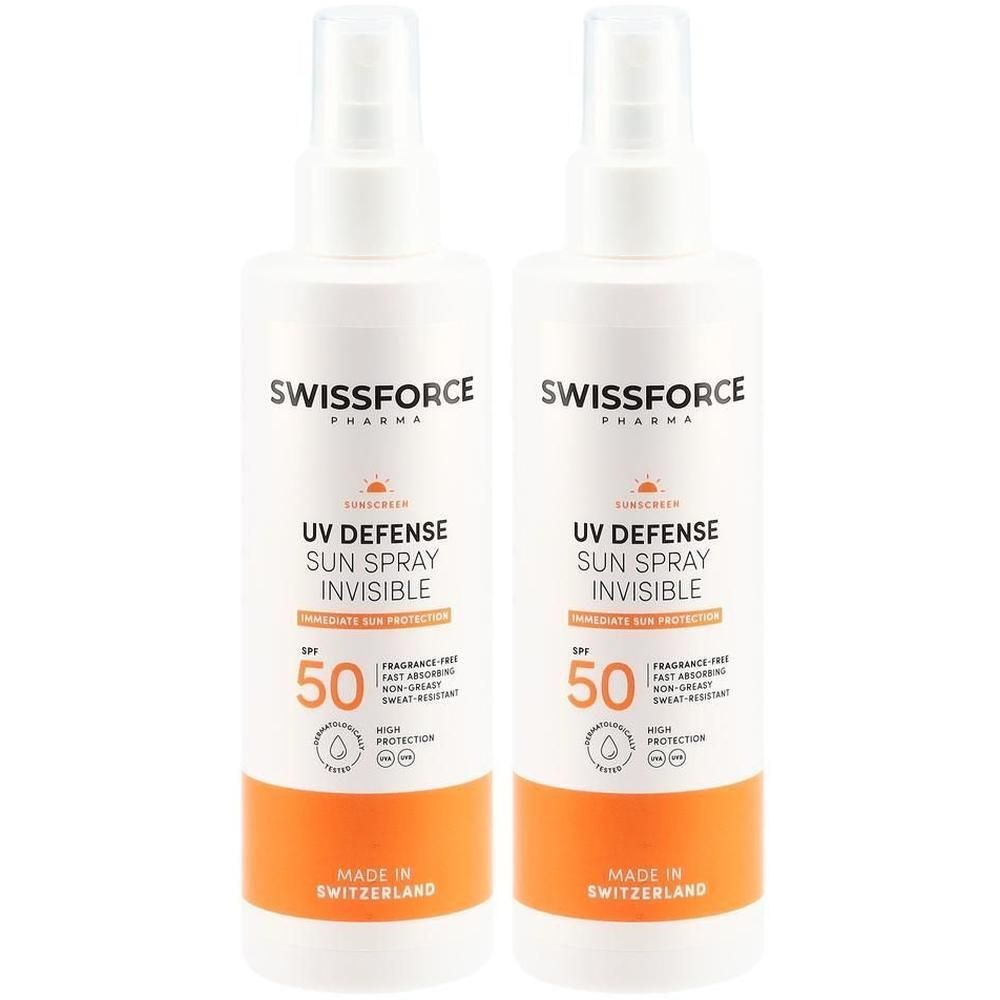 Zwei weiße Sprühflaschen mit orangefarbenem Boden. Aufschrift: SWISSFORCE, UV DEFENSE SUN SPRAY INVISIBLE, LSF 50. Hergestellt in der Schweiz.