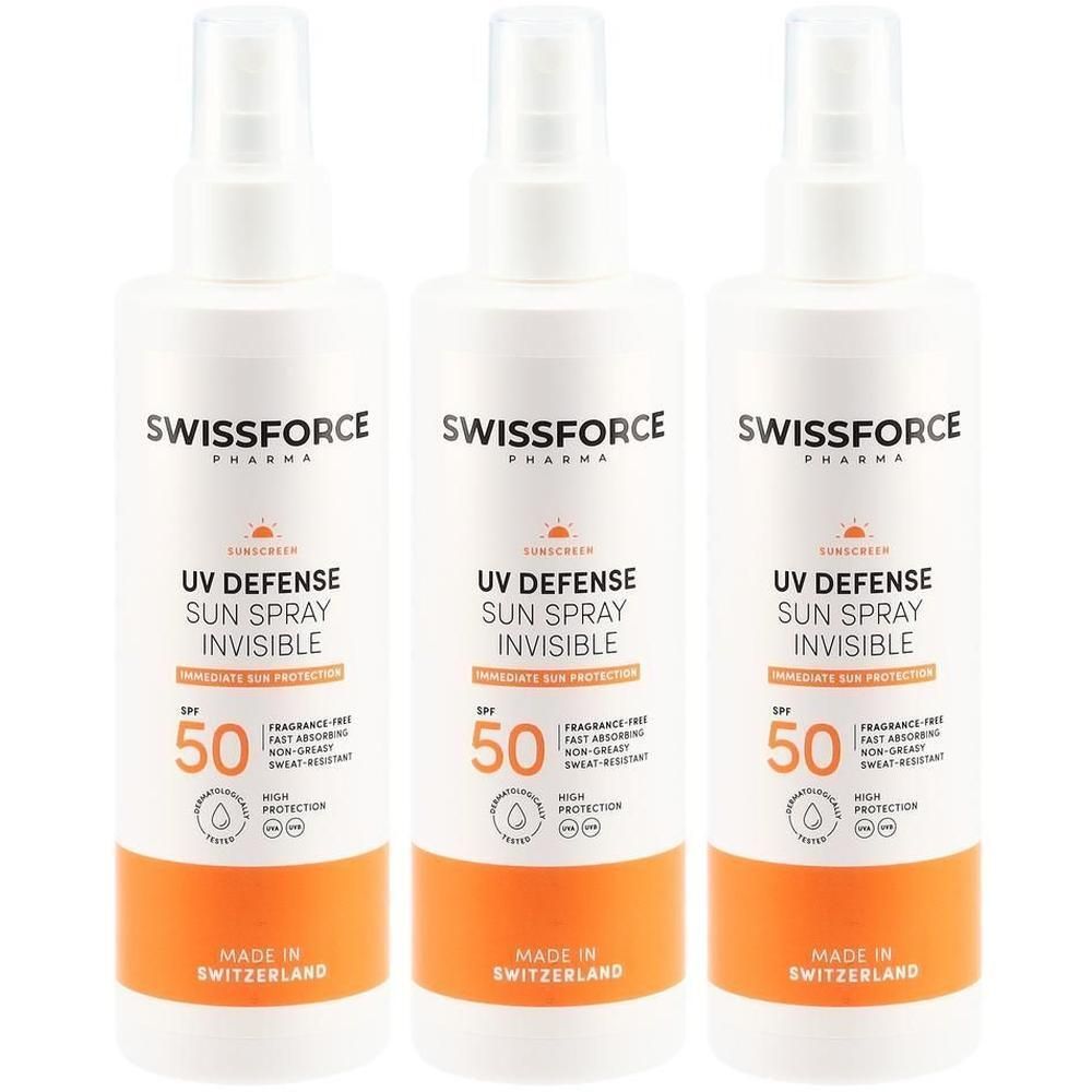 Drei weiße Sprühflaschen mit orangefarbenem Boden. Aufschrift: SWISSFORCE, UV DEFENSE SUN SPRAY INVISIBLE, LSF 50. Hergestellt in der Schweiz.