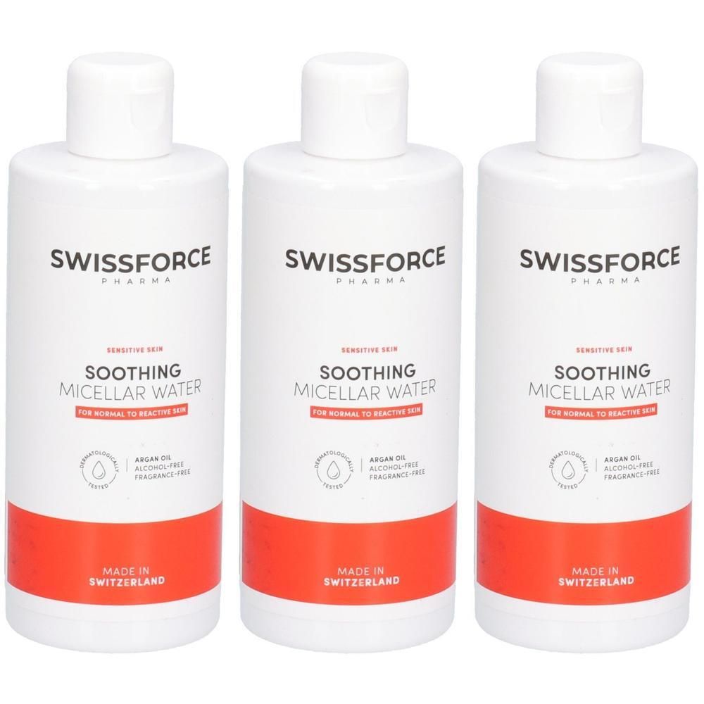 Drei weiße Flaschen mit rotem Streifen. Aufschrift: SWISSFORCE, SOOTHING MICELLAR WATER. Hergestellt in der Schweiz.